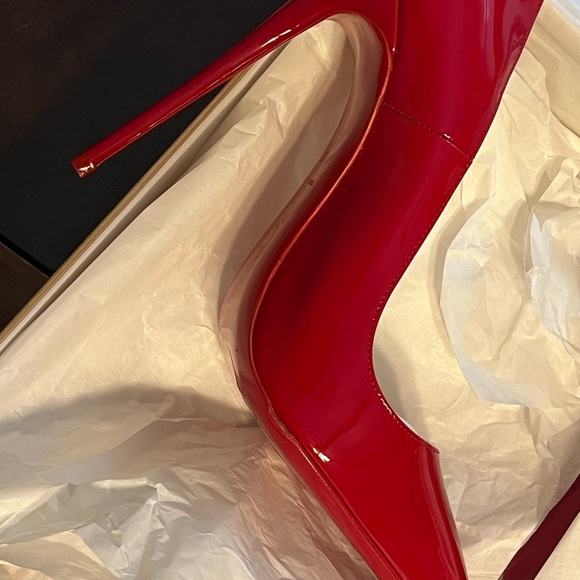 Christian Louboutin pumps New w/box. Tiny flaw wrinkle on the edge of sole - Picture 11 of 11